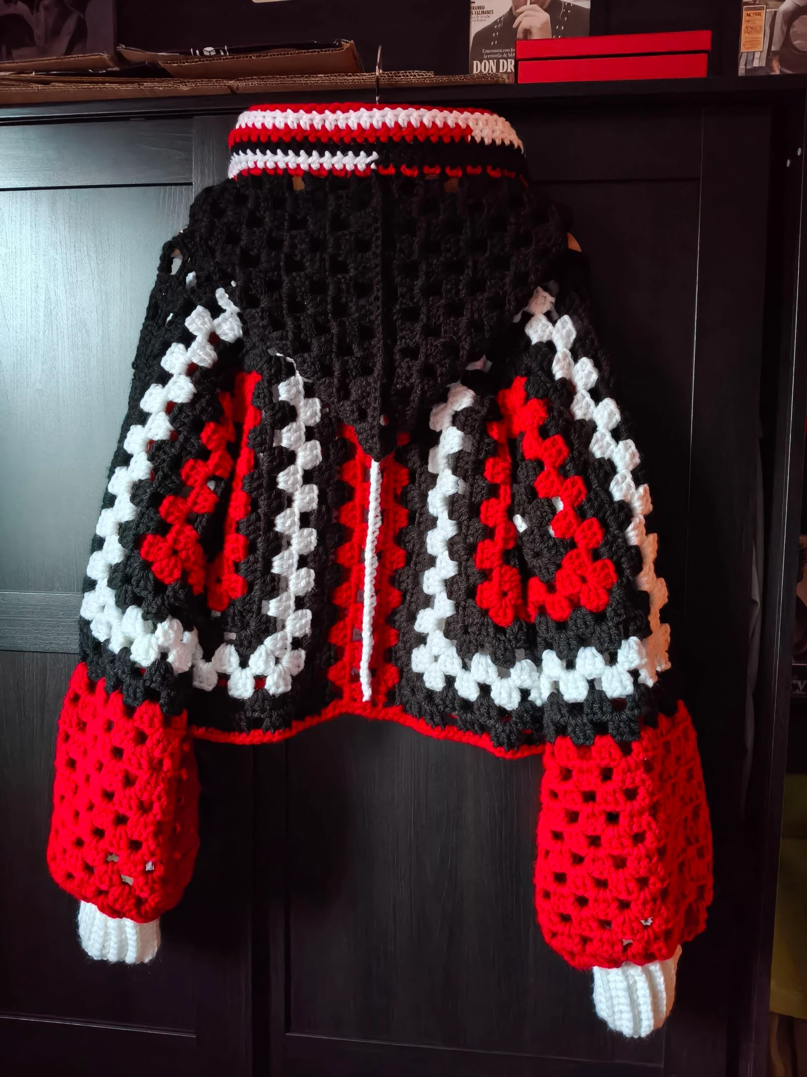 Cárdigan Cropped de Crochet Artesanal con Capucha – Estilo Granny Square (Rojo, Negro y Blanco) – photo 3
